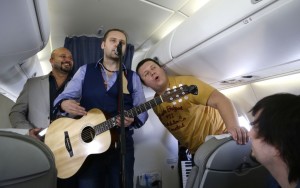 Во время выступления на борту самолета на высоте 10 тыс. метров, фото sb.by